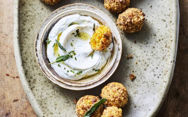 Pompoenarancini met kaaskorstje en saliedip