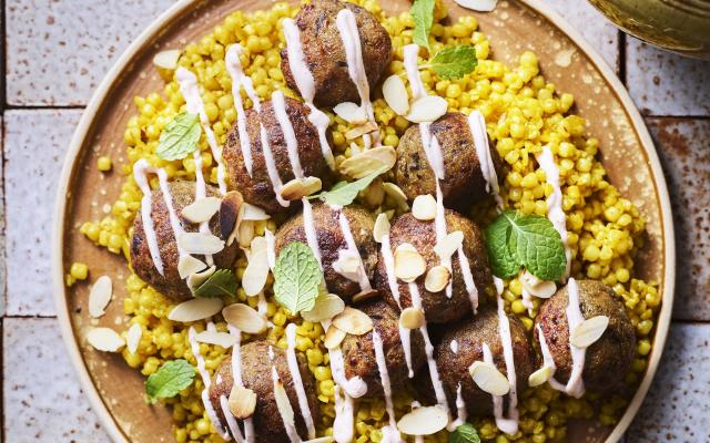 Aubergineballetjes met saffraan-parelcouscous