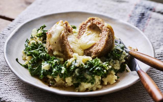 Gehaktballen met kaas en groenekoolstoemp