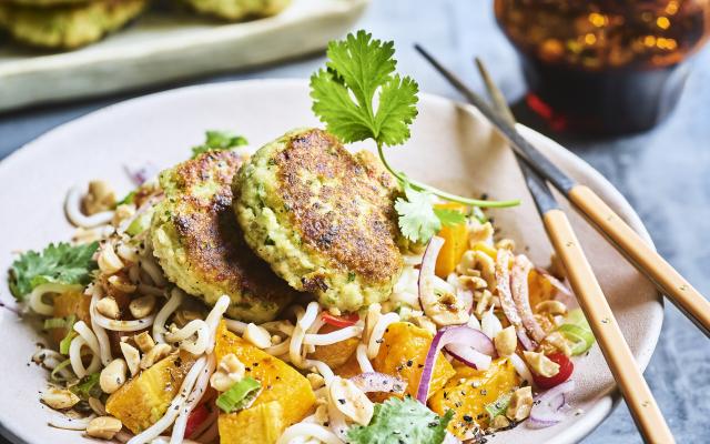 Viscakes met rijstnoedelsalade en pompoen