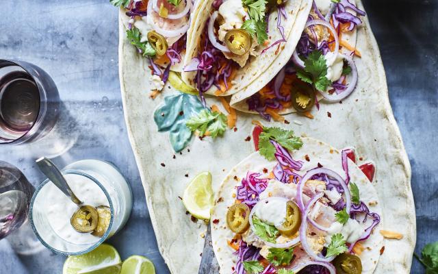 Taco’s van tonijn met rodekool en jalapeñomayonaise