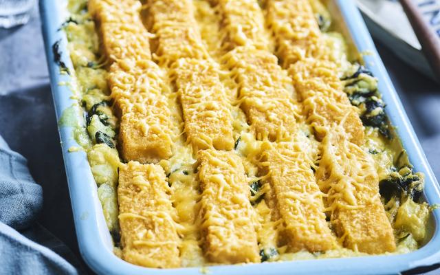 Ovenschotel met spinazie-aardappelpuree, fishsticks en cheddar