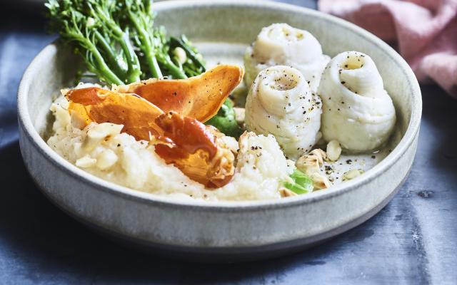 Gestoomde scharrolletjes met knolselderpuree, broccolini en krokante ham