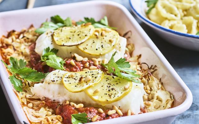 Ovenkabeljauw in tomatensaus met wittekool en schelpjespasta