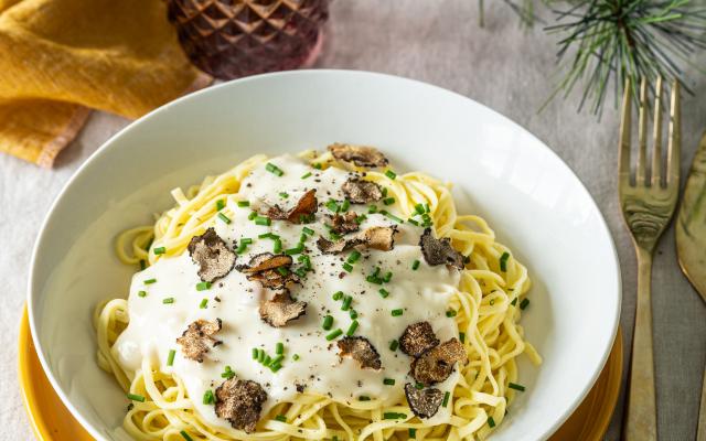 Spaghetti met roomsaus en geschaafde truffel