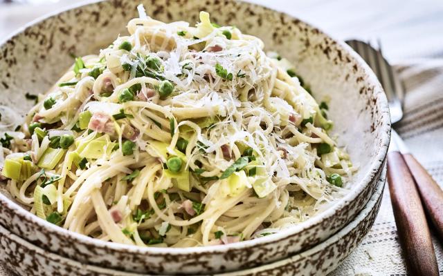 Spaghettis aux petits pois et poireaux