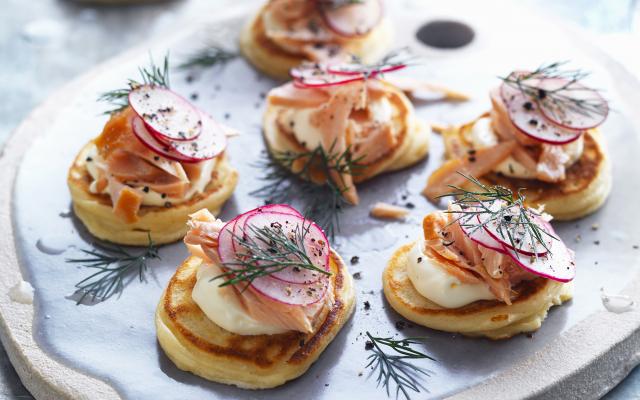 Blini’s met warmgerookte zalm