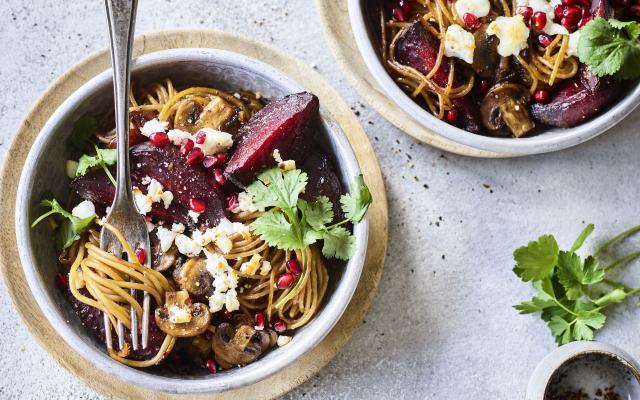 Gekaramelliseerde balsamico-spaghetti met geroosterde rode biet, granaatappel en geitenkaas