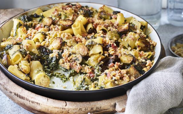 Rigatoni met boerenkoolsaus, spruitjes en parmezaan-spekjescrumble