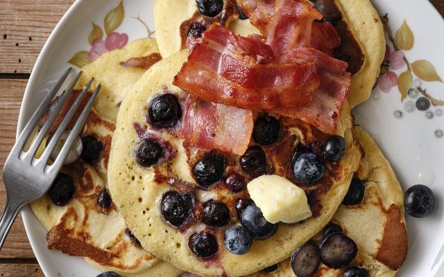 Pancakes met blauwe bessen, spek en gezouten boter