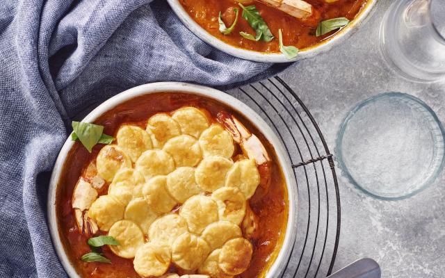 Zalm-scampipannetje met bladerdeegkorst