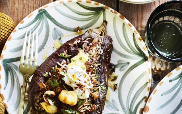 Gepofte aubergine met notenrijst en krokante halloumi