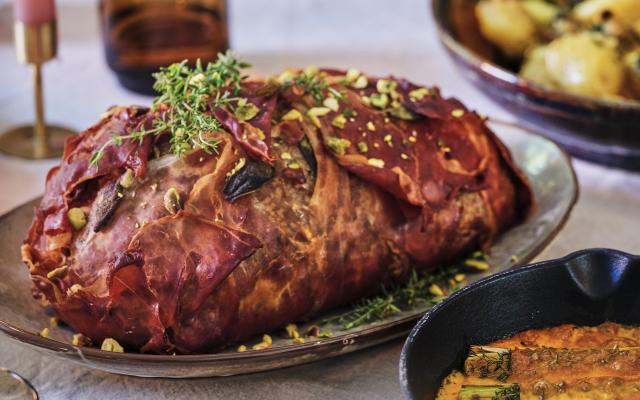 Luxe gehaktbrood met pistaches en mosterdsaus