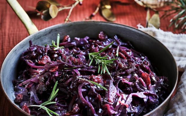 Gestoofde rodekool met veenbessen