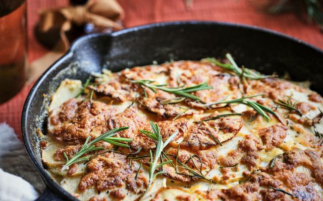 Gratin van knolselder met appel en rozemarijn