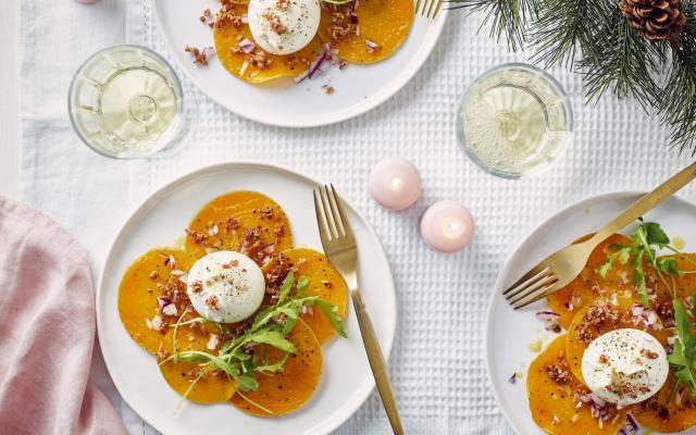 Pompoen-carpaccio met burrata en pancettacrumble