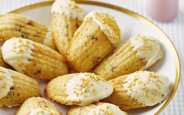 Madeleines met gedroogde veenbessen en witte chocolade