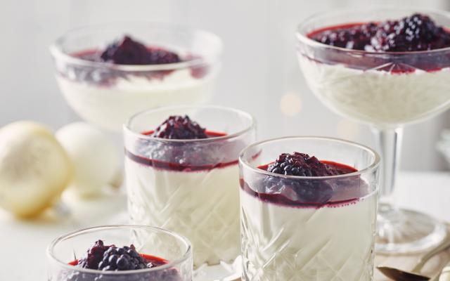 Panna cotta met bramen-portosaus