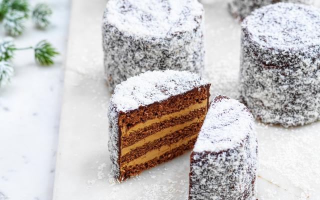 Minichocoladecakes met koffiecrème en kokos