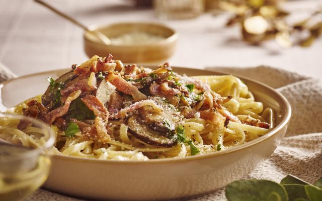 Kerstpasta carbonara met guanciale en krokante bospaddenstoelen