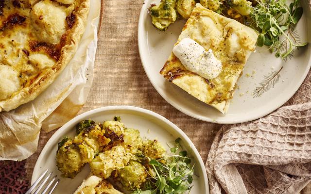 Hartige bloemkooltaart met oude kaas en smashed Brussels sprouts