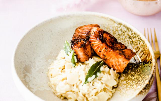 Saffraanrisotto met schorseneren en gelakte zalm