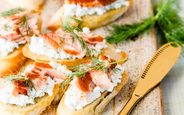 Bruschetta met warmgerookte zalm