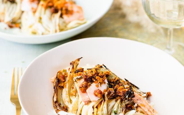 Pasta met geroosterde zalm, ovenvenkel met chorizocrumble