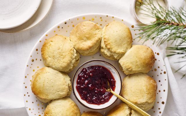 Krans van scones met zure room en veenbessenconfituur