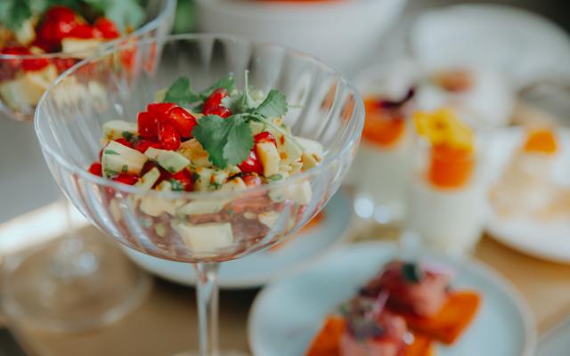 Hapje van rundstartaar met avocado en granaatappel