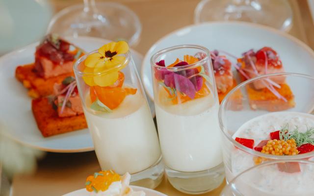 Erwtjes-parmezaan panna cotta met gerookte zalm en eetbare bloemen