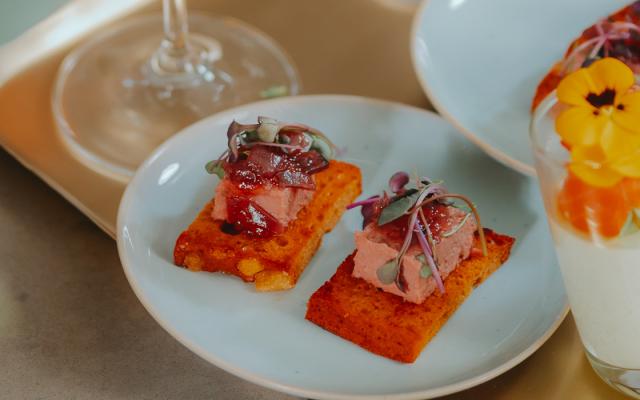 Peperkoek met paté, vijgenconfituur en scheutjes