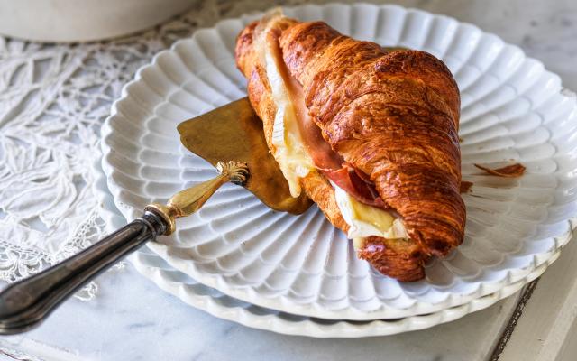 Warme croissant met brie en Italiaanse ham