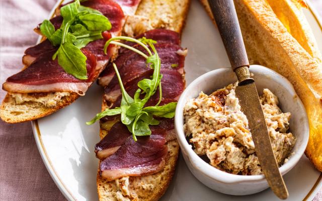 Fancy toast met gerookte eend en vijgen