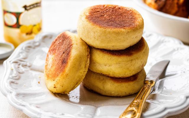 Engelse muffinbroodjes in de pan