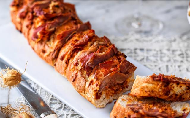 Stokbrood met ham en rode pesto