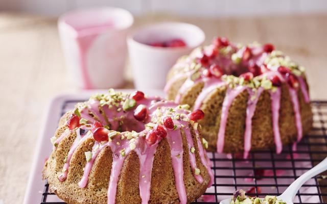 Mini cakes à la pistache, glaçage rose