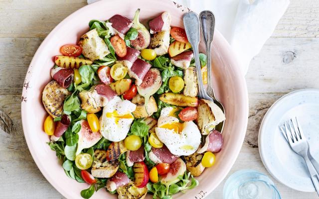 Panzanella aux pêches rôties, œuf poché