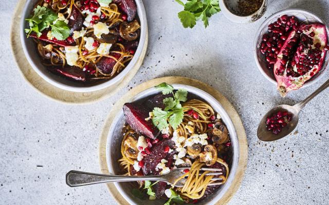 Spaghettis, betteraves rouges, chèvre frais