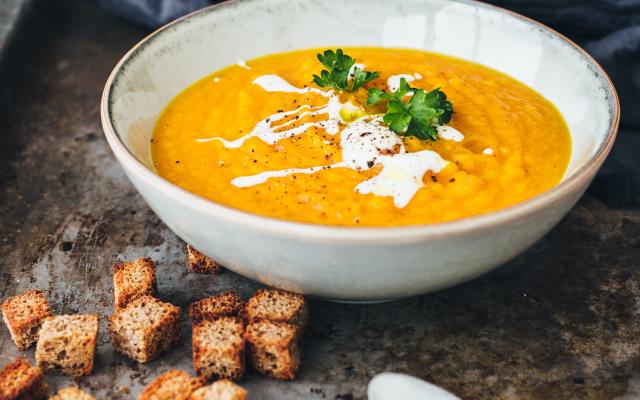 Velouté de patates douces, feta, croûtons à l'ail