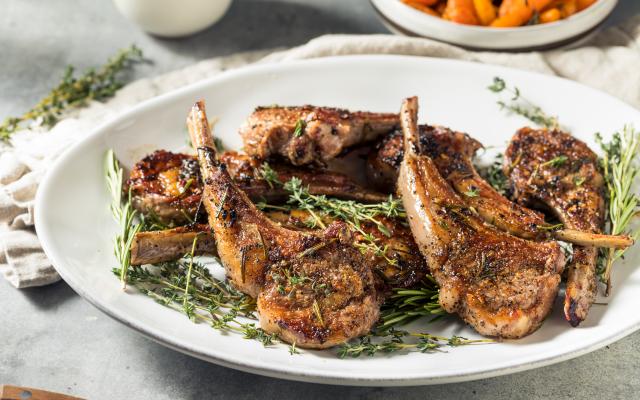 Côtes d'agneau, panure aux herbes