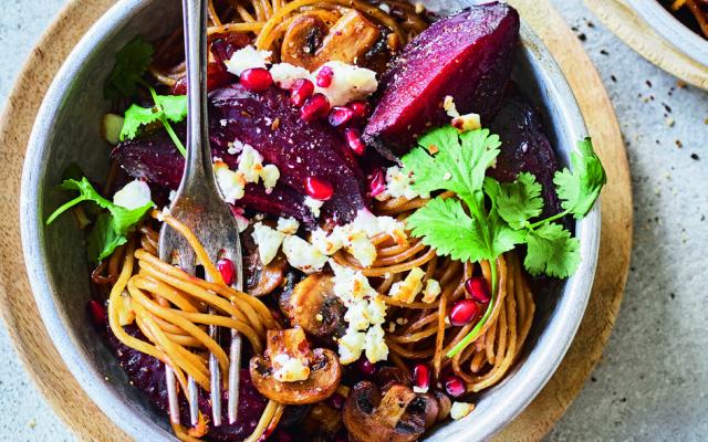 Pasta met geitenkaas, rode biet en balsamicoazijn