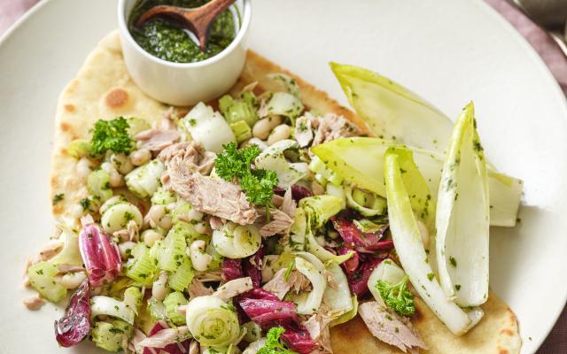 Tonijn-witloofsalade met platbrood