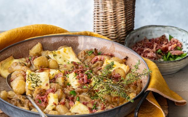 Gnocchi met gekaramelliseerde ui, pancetta en brie