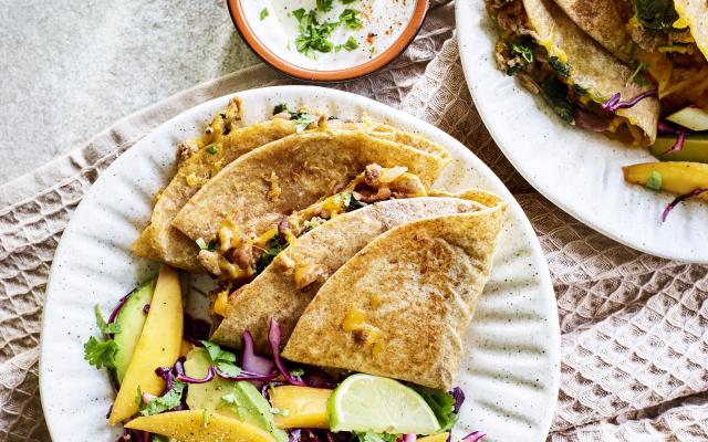 Volkorenquesadilla’s met mango-avocadoslaatje