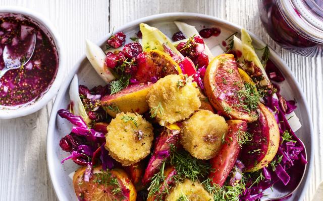 Salade met geitenkaas, rodekool en geroosterd citrusfruit