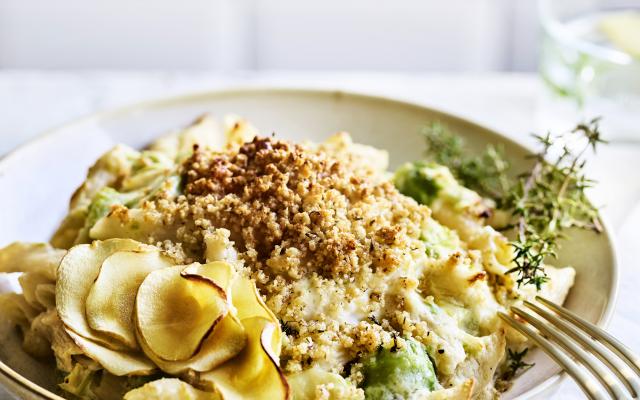 Speltpasta met spruitjes, pastinaak en walnotenkorst