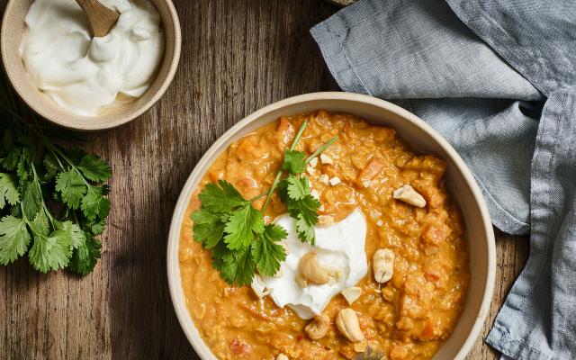 Kruidige dahl met rode linzen, wortel en zoete aardappel