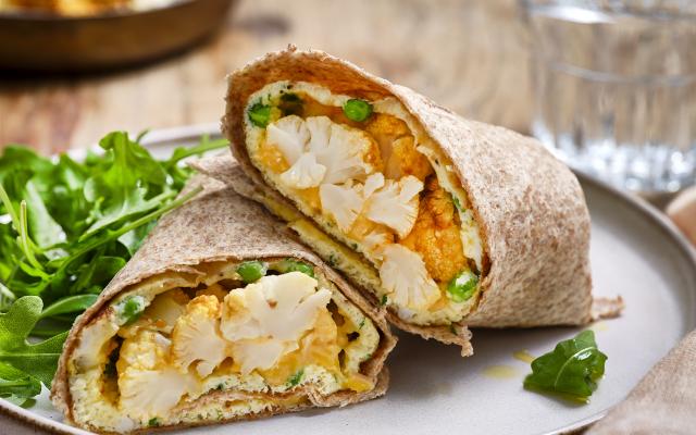 Wraps met een kruidige omelet, geroosterde bloemkool en pompoenhummus