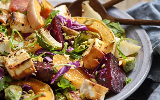 Lauwwarme salade van wintergroenten met gebakken honing-chilifeta